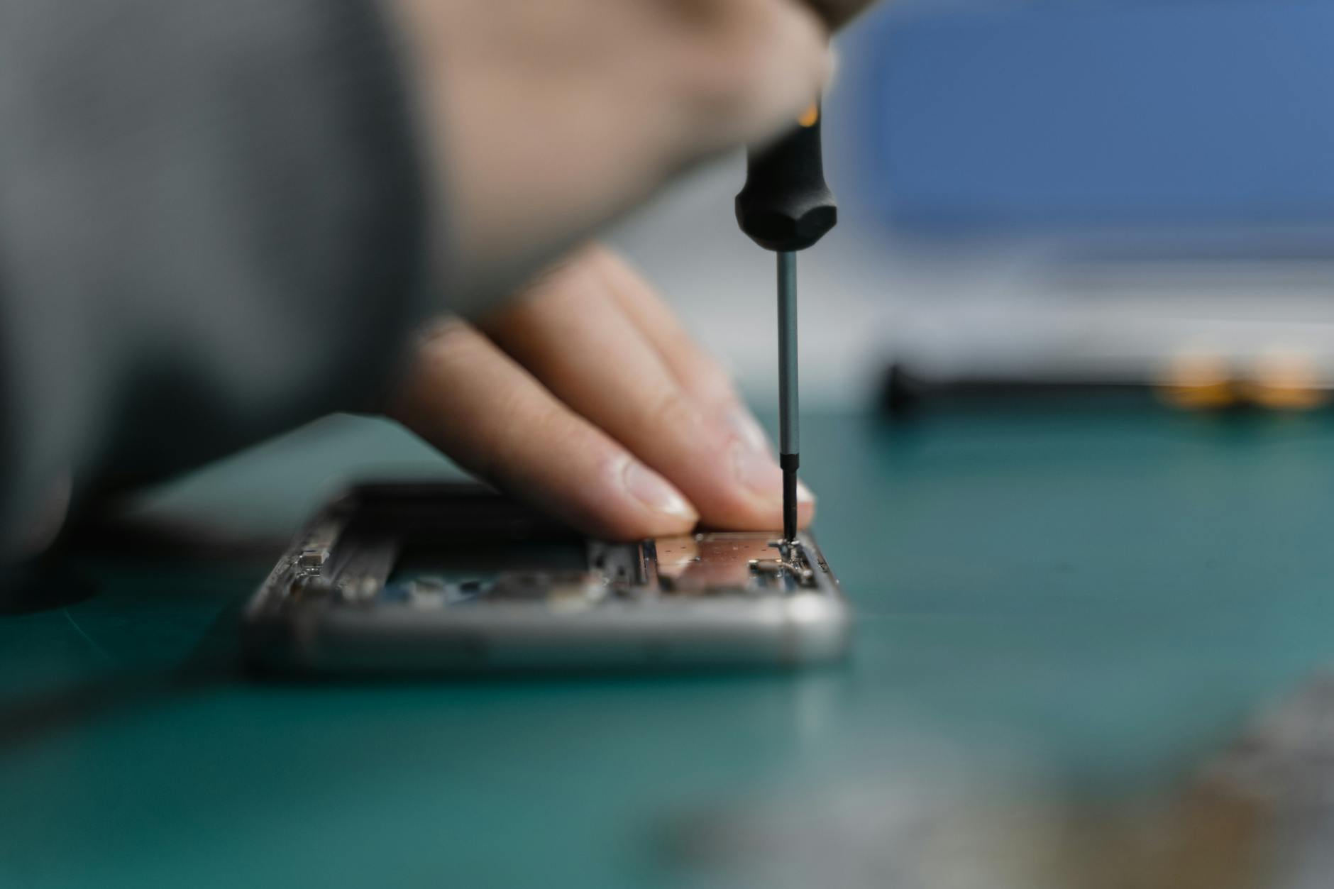 Kodėl Vilniaus išmaniųjų telefonų taisymo meistrai mato tai, ko nemato „YouTube” pamokos