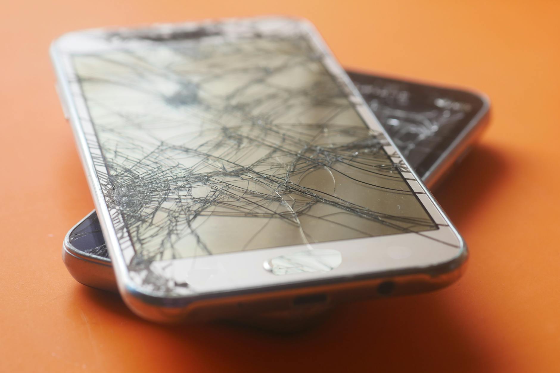 Kodėl iPhone ekrano keitimas Kaune gali kainuoti skirtingai: ką būtina žinoti prieš einant į servisą